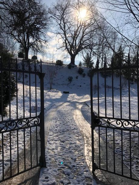 Réhabilitation d’un jardin historique - architectes paysagistes_Chambery_Le portail s'ouvre sur le jardin enneigé